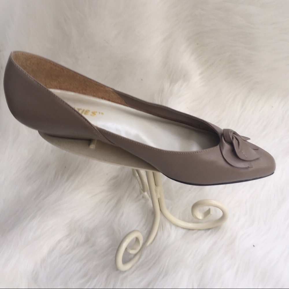 WESTIES Flats w/ small heel manmade soles 8 Narrow